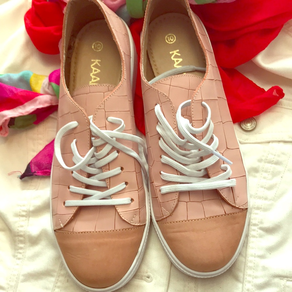 Kaanas sneakers size 10